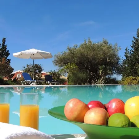 Mit Gemeinsamem Grossen Pool Und Kinderbecken *