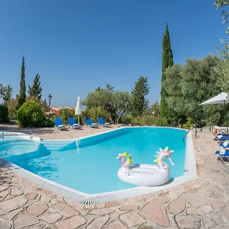Mit Gemeinsamem Grossen Pool Und Kinderbecken Áyios Nikítas